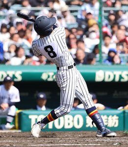 中京大中京対帝京　5回裏帝京1死満塁、目代は2点適時二塁打を放つ(撮影･上田博志)