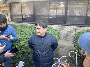 報道陣の取材に応じる山梨学院･吉田監督(撮影･平山連)