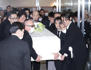 霊きゅう車に運ばれる元大関若嶋津の日高六男さんのひつぎ(撮影･河田真司)