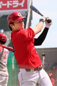 ティー打撃練習をする広島佐々木(撮影･加藤孝規)