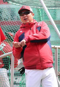 ライトでノックを受ける広島新井監督(撮影･加藤孝規)