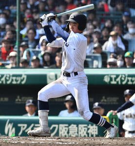 中京大中京対帝京　10回表中京大中京無死満塁、半田は左中間へ走者一掃の適時二塁打を放つ(撮影･岩下翔太)