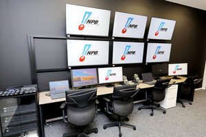 公開されたNPBのリプレーセンター。複数のモニターが設置されている=代表撮影