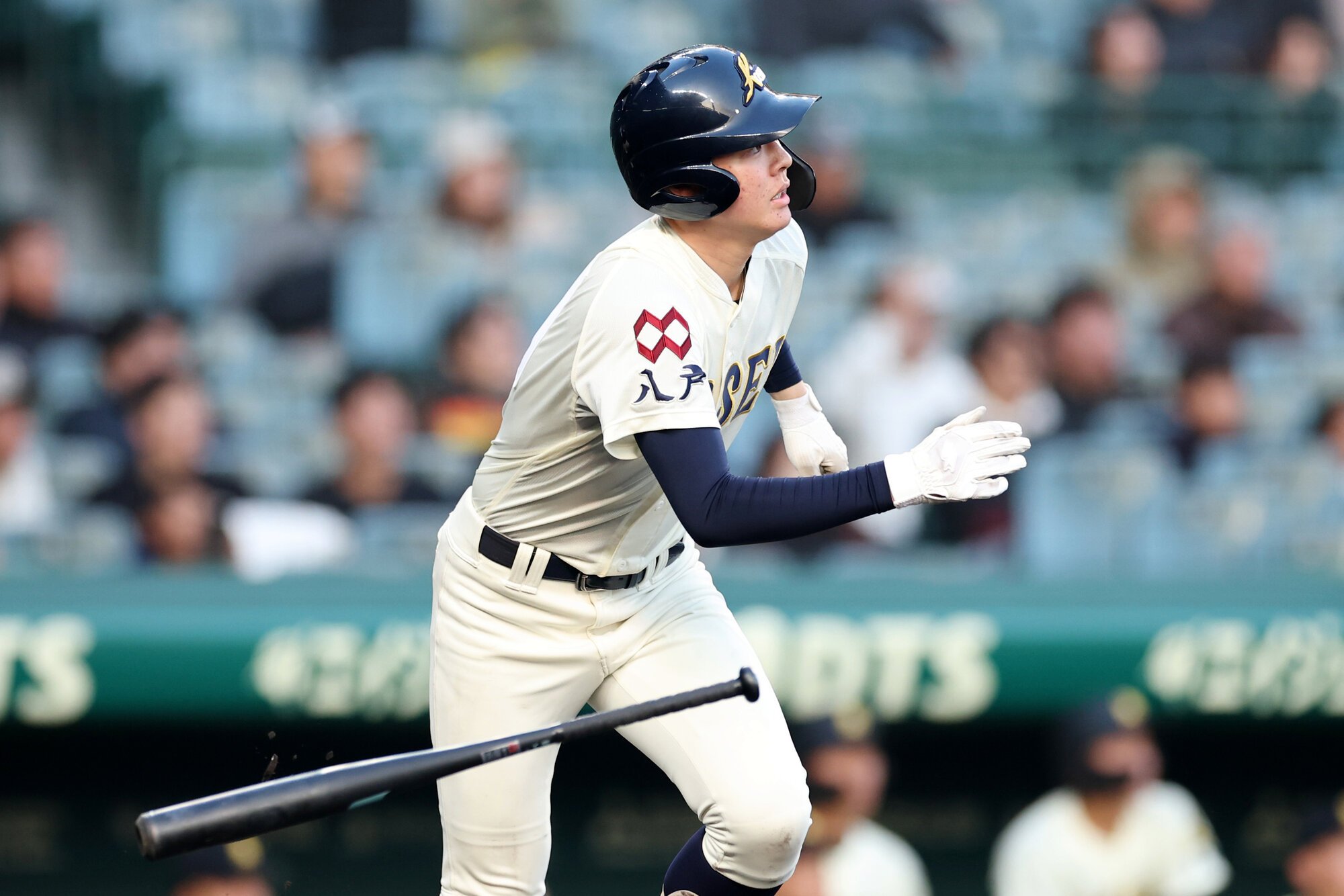 八戸学院光星―崇徳　延長十回表八戸学院光星1死満塁、北口は中越えに2点適時二塁打を放つ=伊藤進之介撮影