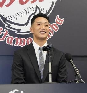 支配下登録され明るい表情で会見する冨士(撮影･小島史椰)
