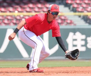 三塁でノックを受ける広島佐々木(撮影･加藤孝規)