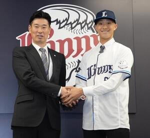 支配下登録され笑顔で写真に納まる冨士(右)と広池球団本部長(撮影･小島史椰)