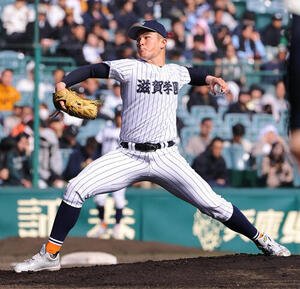 滋賀学園対八戸学院光星　滋賀学園先発の奥間(撮影･上田博志)