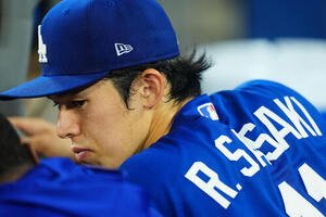 ドジャース対エンゼルス　4回表エンゼルス無死一塁、降板しベンチでさえない表情の佐々木(撮影･垰建太)