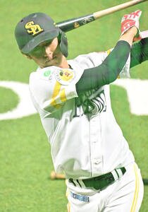 打撃練習を行う今宮(撮影･林敢治)