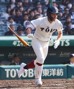 大阪桐蔭対熊本工　1回表大阪桐蔭2死二塁、大阪桐蔭･谷渕は右前に先制適時打を放つ(撮影･上田博志)