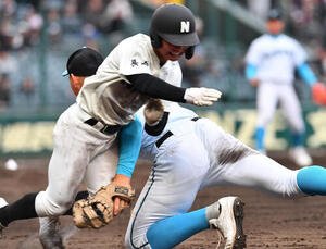 山梨学院対長崎日大　長崎日大の5回、三ゴロ悪送球で打者と接触する山梨学院一塁手の菰田(右)(2026年3月撮影)