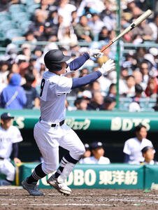 中京大中京対帝京　5回表中京大中京無死一塁、中京大中京･荻田は2点本塁打を放つ(撮影･上田博志)