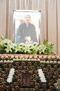 元大関若嶋津の日高六男さんの通夜で祭壇に飾られた笑顔の遺影(撮影･小沢裕)