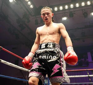 大橋に6回TKO勝ちした片岡(撮影･宮地輝)