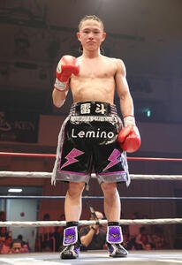 大橋に6回TKO勝ちした片岡(撮影･宮地輝)