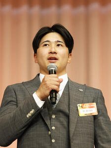 2026読売巨人激励会であいさつする泉口友汰(代表撮影)