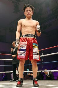 岡田とドローとなり初防衛となった森(撮影･宮地輝)