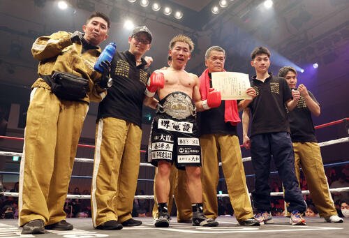 砂川に判定勝ちし記念撮影する奈良井(撮影･宮地輝)