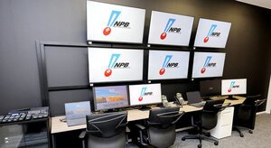 公開されたNPBのリプレーセンター。複数のモニターが設置されている＝代表撮影