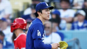一回表、エンゼルスのソレアに押し出し四球を与えたドジャース先発の佐々木＝金居達朗撮影