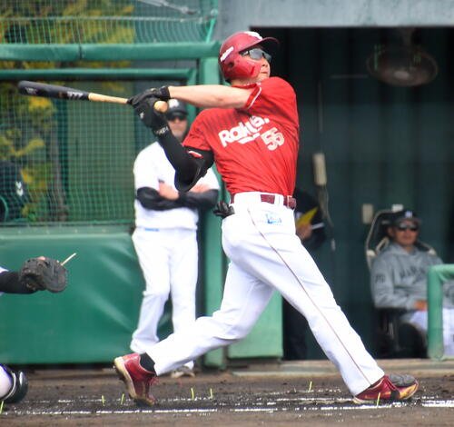 19日の2軍ロッテ戦でプレーするYG安田