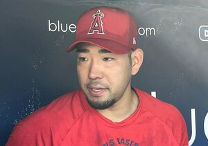 ドジャースとのオープン戦前に取材に応じるエンゼルスの菊池雄星=ドジャースタジアム