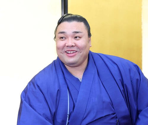 笑顔を見せる霧島(2026年撮影)　