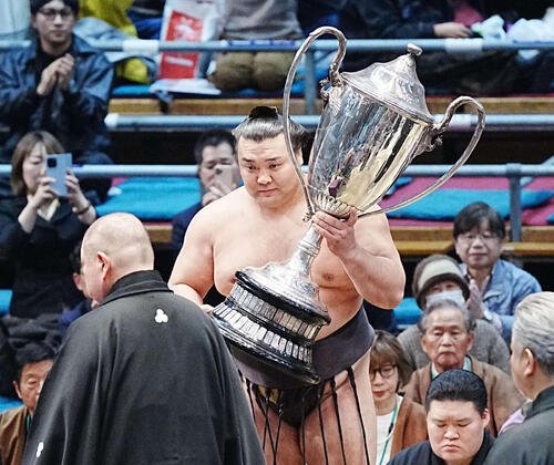 春場所で優勝した霧島