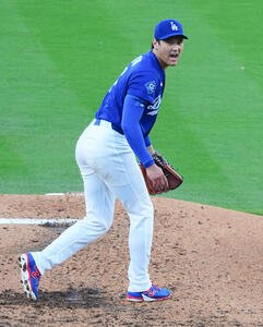 ドジャース対エンゼルス　声を上げ力投するドジャース先発の大谷(撮影･垰建太)
