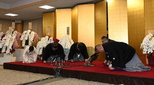 大関昇進の伝達を受ける霧島、右は師匠の音羽山親方、左はおかみのムンフザヤ夫人(撮影･和賀正仁)