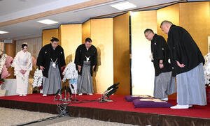 大関昇進の伝達者を迎える霧島(撮影･和賀正仁)(撮影･和賀正仁)