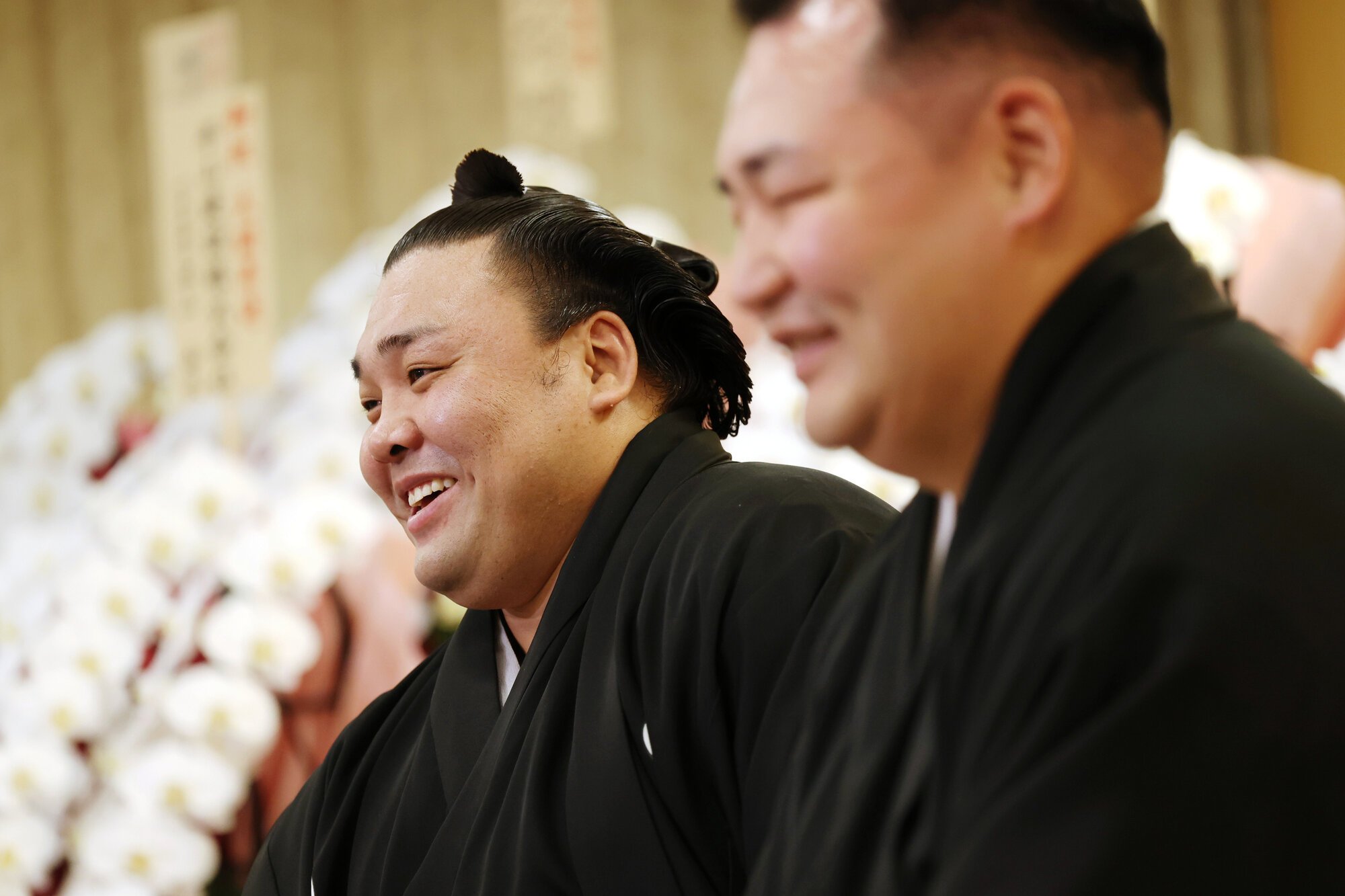 大関昇進の伝達を受けたあと、記者会見に応じる霧島(左)と音羽山親方=2026年3月25日午前10時32分、堺市東区、大山貴世撮影