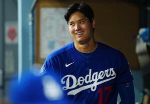 ドジャース対エンゼルス　3回裏ドジャースの攻撃を終えベンチ裏に下がるドジャース大谷(撮影･垰建太)