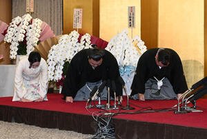 大関昇進の伝達を受け口上を述べる霧島、右は師匠の音羽山親方、左はおかみのムンフザヤ夫人(撮影･和賀正仁)