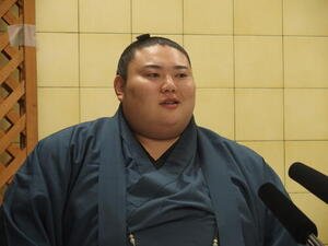 新十両昇進会見に出席した大花竜