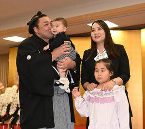 大関昇進を受けた霧島はホラン夫人(右)ら家族と記念撮影する(撮影･和賀正仁)