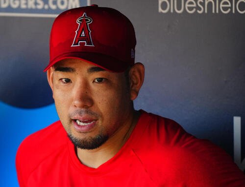 ドジャース対エンゼルス　試合前の囲み取材に臨むエンゼルス菊池(撮影･垰建太)