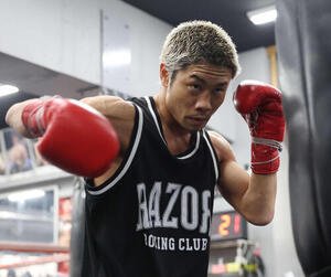 公開練習でサンドバッグにパンチを打ち込む谷口(撮影･宮地輝)