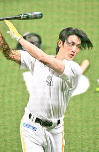 打撃練習を行う周東(撮影･林敢治)