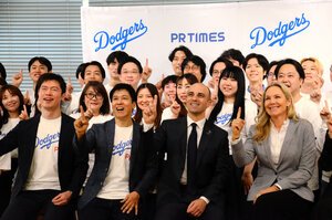 4日、東京都内でパートナーシップ契約の記念式典を開いたドジャースとPR　TIMES社。記念撮影で笑顔を見せる前列右からドジャースのグローバルパートナーシップ部門幹部のジェーン･ベター氏、ロレンツォ･シャリーノ氏、PR TIMES社長の山口拓己氏、同社取締役の三島映拓氏=遠田寛生撮影