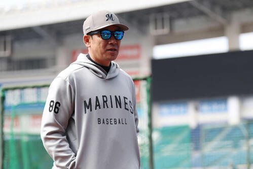 ロッテ対阪神　試合前練習を終え引き揚げるロッテのサブロー監督(撮影･宮地輝)