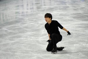 世界選手権の公式練習で演技する三浦佳生