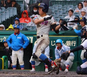 花咲徳栄対日本文理　父で監督の岩井隆監督(左)の前で4安打の活躍を見せた花咲徳栄･岩井虹太郎(撮影･上田博志)