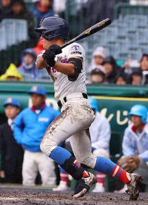 花咲徳栄対日本文理　8回表花咲徳栄無死二、三塁、岩井は右前適時打を放つ(撮影･上田博志)