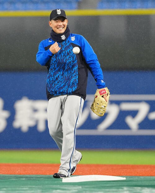 練習で笑顔のDeNA筒香(撮影･鈴木みどり)