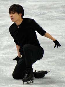 世界選手権の公式練習で演技する三浦佳生