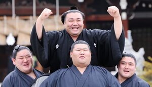 伝達式後、出雲大社大阪分祠の前で担がれる霧島＝25日、堺市東区