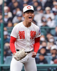 智弁学園対神村学園　8回裏神村学園2死一、二塁、国分から三振を奪いガッツポーズをする智弁学園エース杉本(撮影･上田博志)