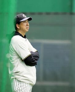 練習を見る阪神藤川監督(撮影･加藤哉)